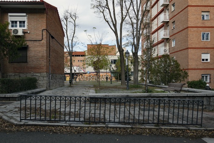 parque barrio obrero fotografia edificio fachada ventanas hogares arquitectura paisaje urbano siuacionismo psicogeografia antonio beltran